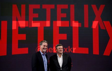 © Reuters. Reed Hastings, co-founder and CEO of Netflix, and Ted Sarandos, Netflix chief content officer, pose for photographs during a news conference in Seoul