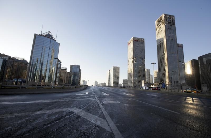 © Reuters. Vehicles drive on the Guomao Bridge through Beijing's central business district on the eve of the Chinese Lunar New Year