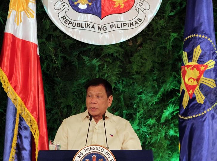 © Reuters. الرئيس الفلبيني الجديد يؤدي اليمين