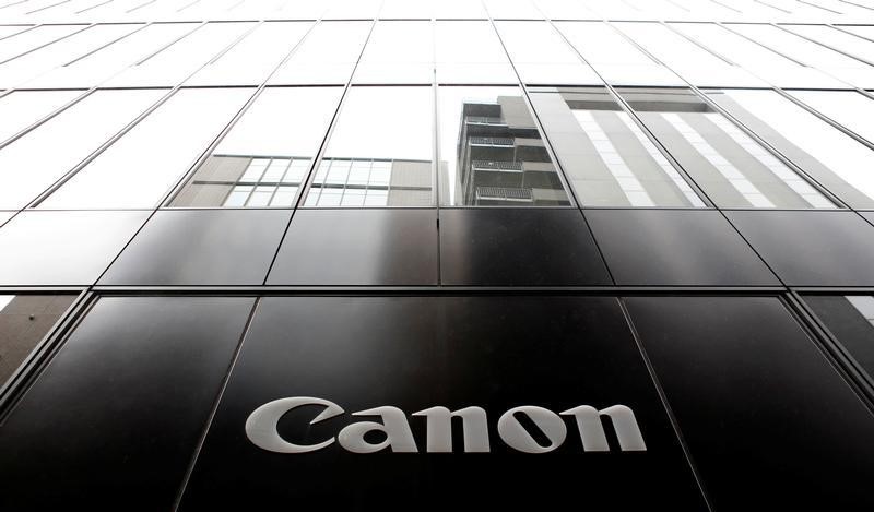 © Reuters. Логотип Canon Inc в демонстрационном зале компании в Токио