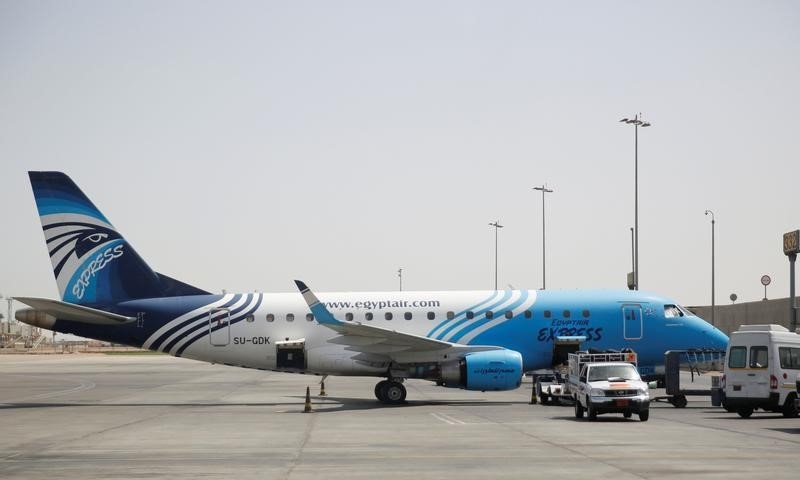 © Reuters. Una de las cajas negras del vuelo de EgyptAir sugiere presencia de humo a bordo
