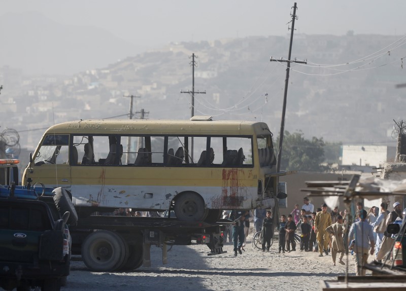 © Reuters. Ataques suicidas talibanes dejan 27 muertos, hieren a 40 en un ataque contra policía afgana