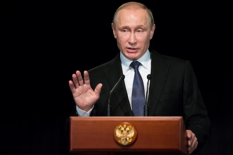 © Reuters. Russian President Putin gestures as he addresses students during his visit to German Embassy school in Moscow