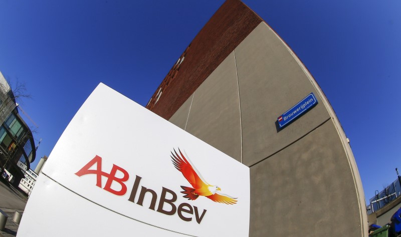 © Reuters. The logo of Anheuser-Busch InBev is pictured outside the brewer's headquarters in Leuven