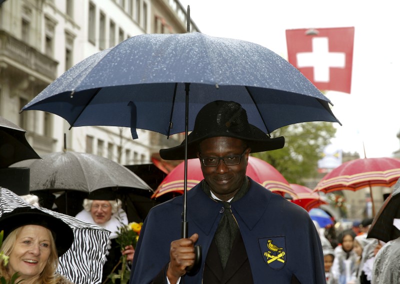 © Reuters. Swiss bank Credit Suisse's CEO Thiam marches in a parade in Zurich