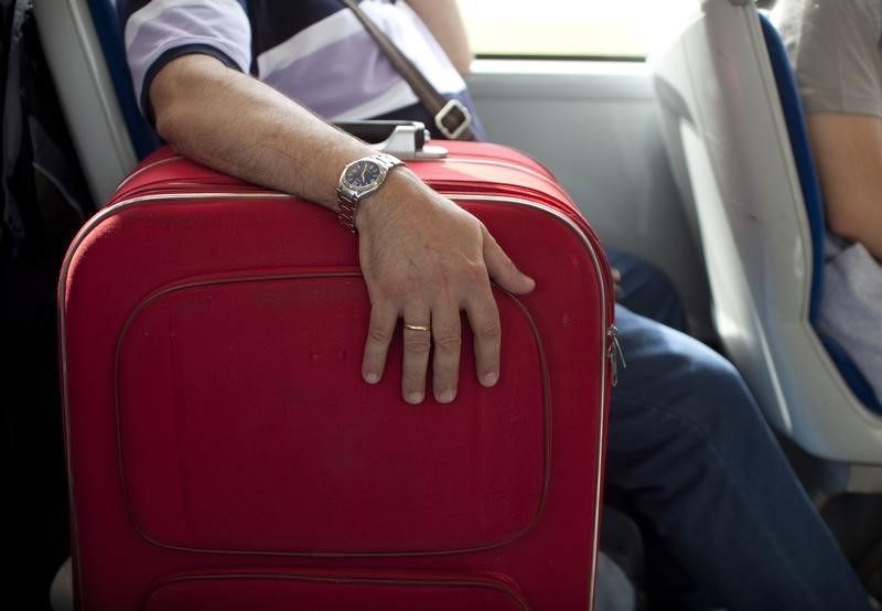 © Reuters. En 2015 abandonó España el mayor número de personas desde el inicio de la crisis