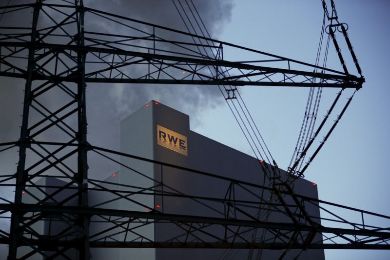 © Reuters. The logo of RWE, one of Europe's biggest electricity and gas companies is seen at block F/G of RWE's new coal power plant in Neurath