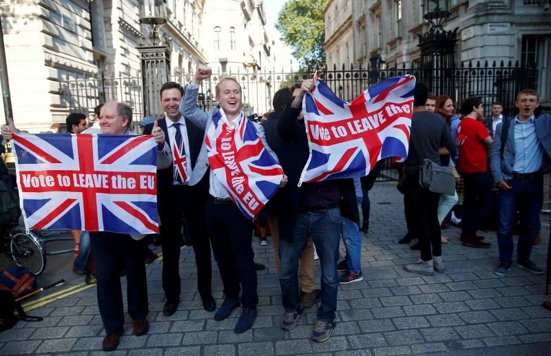 © Reuters. File photo of Vote Leave supporters waving Union flags, following the result of the EU referendum, outside Downing Street in London