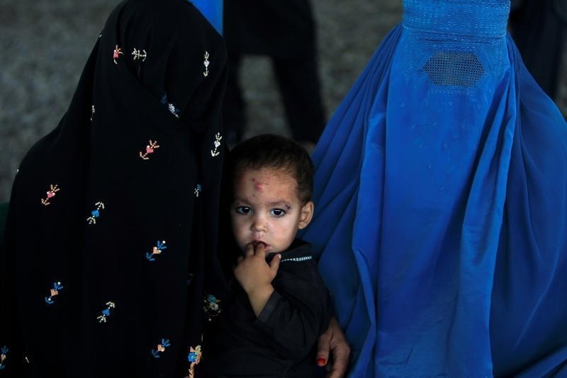 © Reuters. باكستان تعتزم إجراء محادثات مع أفغانستان والأمم المتحدة عن عودة اللاجئين