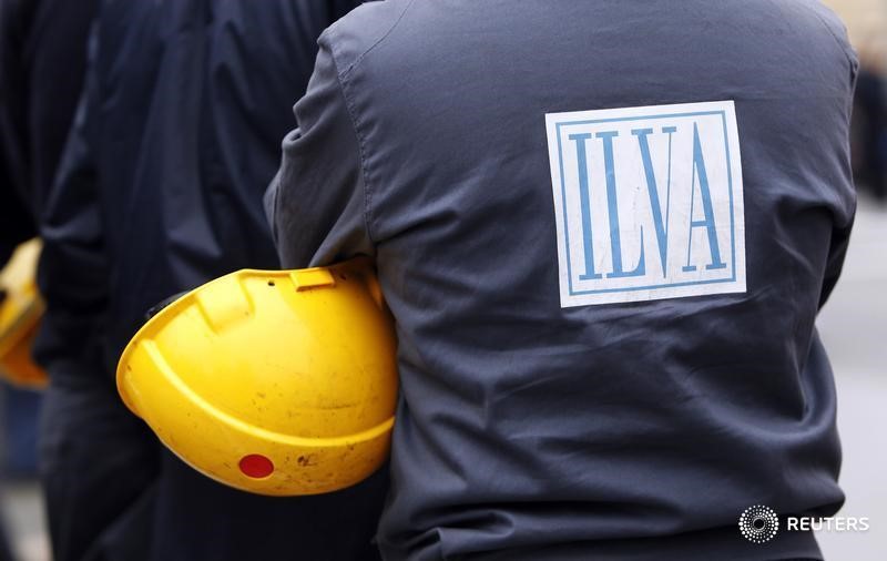 © Reuters. A worker from ILVA steel plant protests on the west highway in Genoa