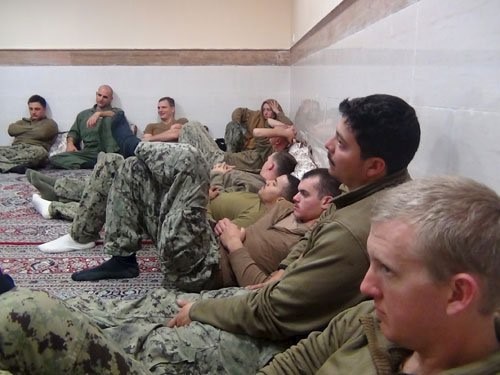 © Reuters. An undated picture released by Iran's Revolutionary Guards website shows American sailors sitting in an unknown place in Iran