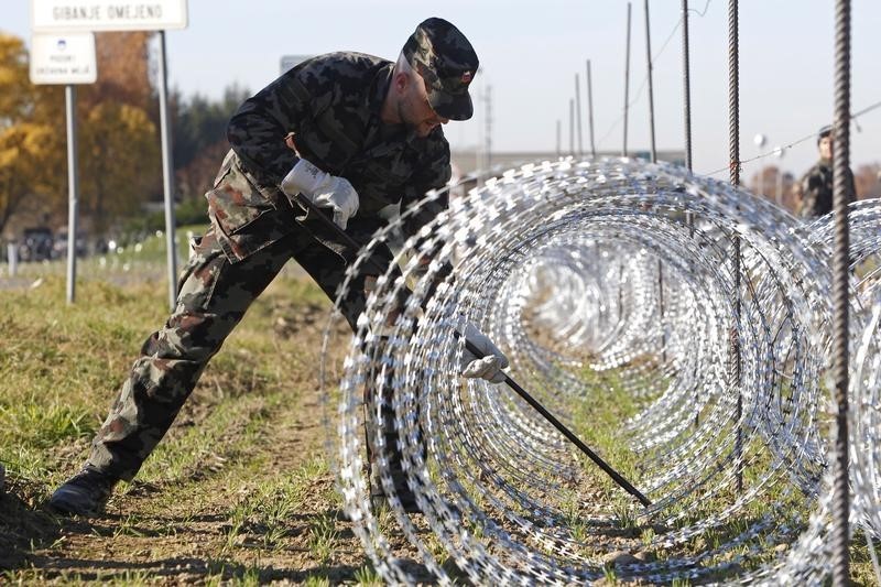 © Reuters. كرواتيا تضع حواجز على جسر حدودي مع صربيا