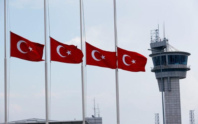 © Reuters. Un ruso, un uzbeko y un kurdo, sospechosos de perpetrar el atentado en Estambul