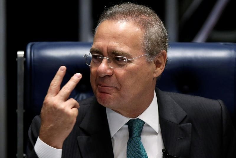 © Reuters. Presidente do Senado, Renan Calheiros, gesticula durante sessão da Casa, em Brasília