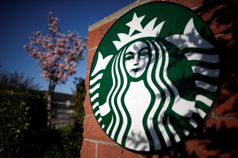 © Reuters. A Starbucks logo on a store in Los Angeles