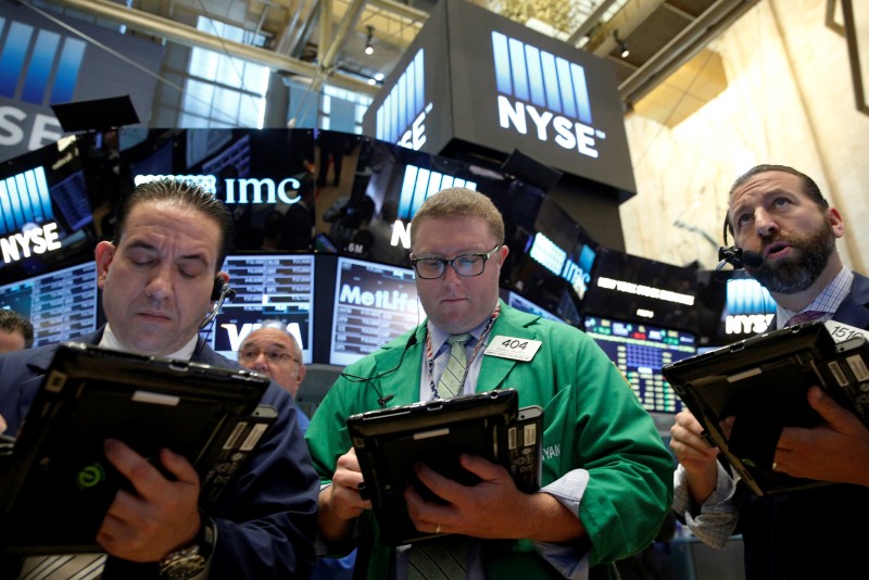 © Reuters. Traders work on the floor of the NYSE