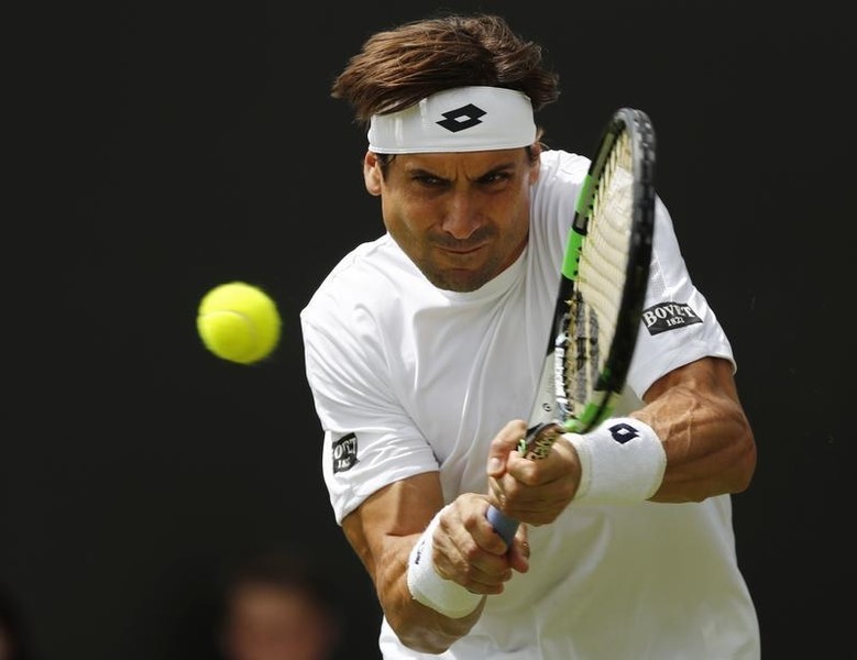© Reuters. Nishikori y Raonic avanzan a tercera ronda de Wimbledon, Ferrer es eliminado