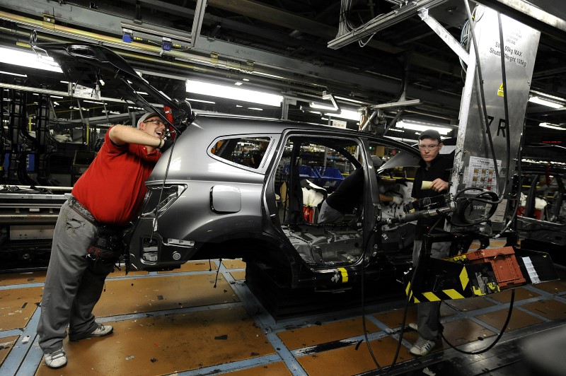 © Reuters. Nissan technicians work on a Qashqai car on the production line at the company's plant in Sunderland