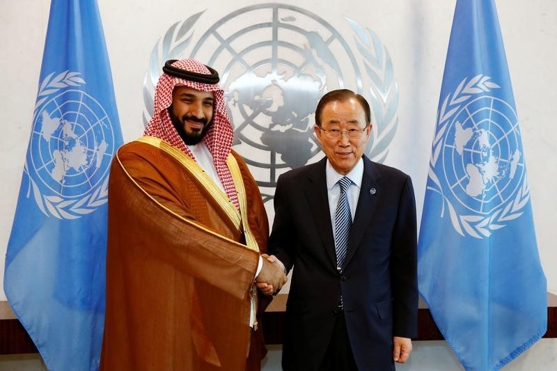 © Reuters. Saudi Arabia's deputy crown prince, Mohammed bin Salman greets U.N. Secretary-General Ban Ki-moon at the U.N. headquarters in New York