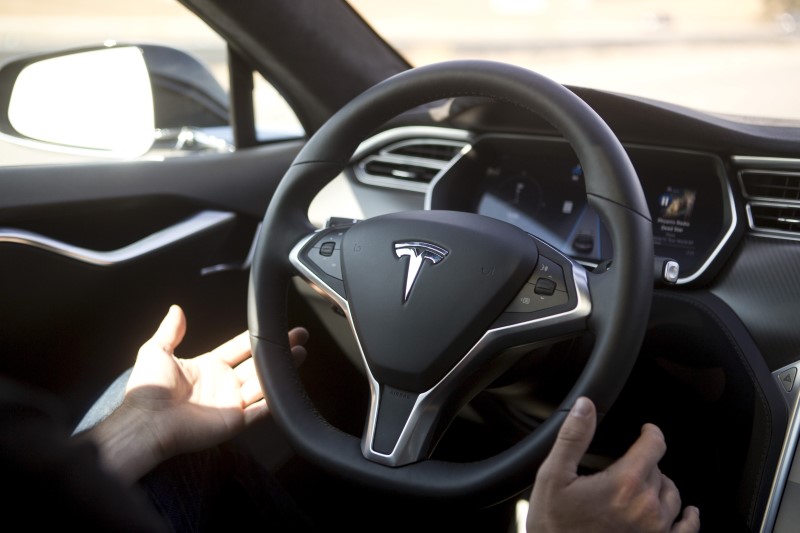 © Reuters. New Autopilot features are demonstrated in a Tesla Model S during a Tesla event in Palo Alto