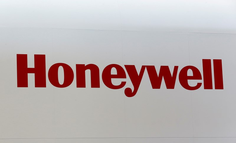 © Reuters. A Honeywell logo is pictured on the company booth during the European Business Aviation Convention & Exhibition (EBACE) at Cointrin airport in Geneva