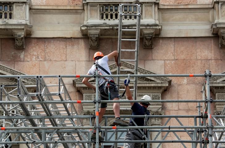 © Reuters. operai a lavoro