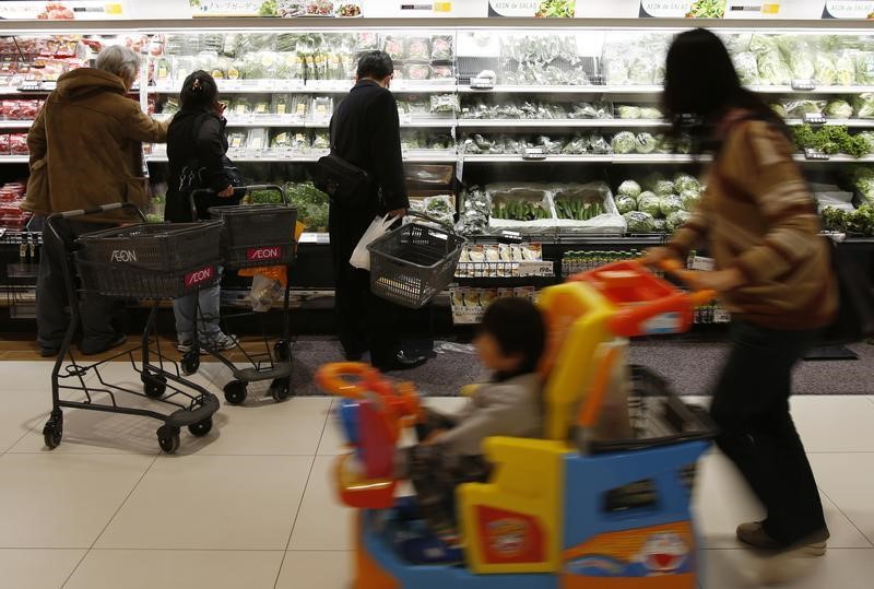 © Reuters. Shoppers browse vegetables at a supermarket in Chiba