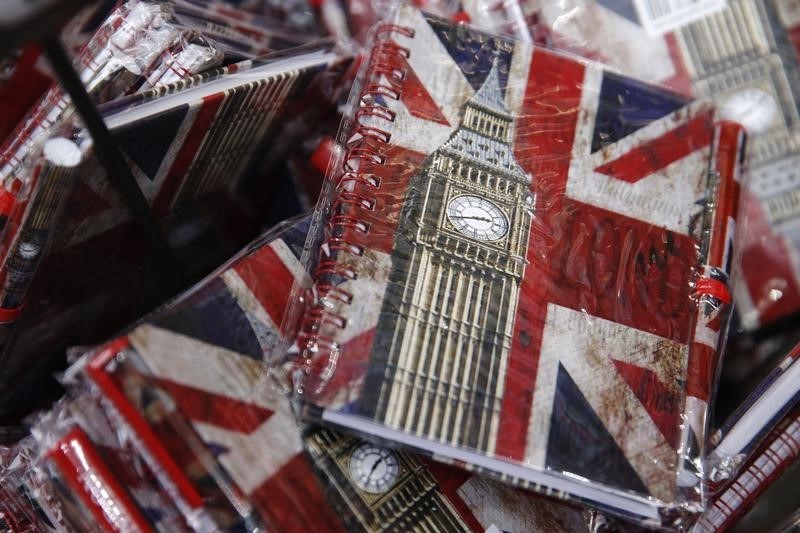 © Reuters. Union flags and the Big Ben clocktower cover notebooks are seen on sale in London, Britain