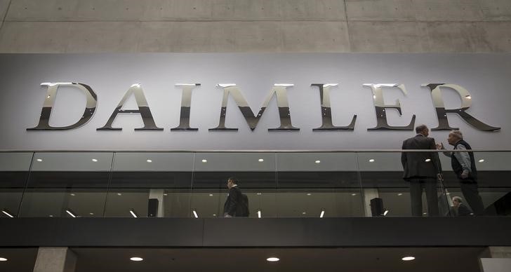 © Reuters. Shareholders arrive for the Daimler annual shareholder meeting in Berlin