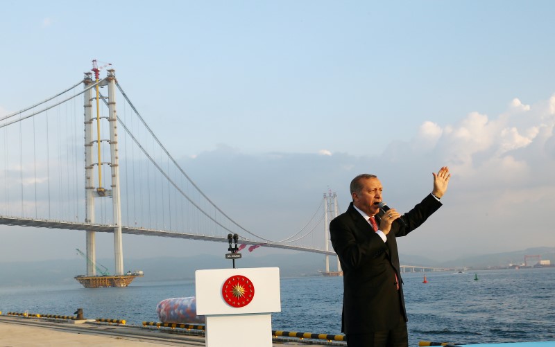 © Reuters. Turkish President Erdogan makes a speech during the opening ceremony of Osman Gazi bridge in Kocaeli