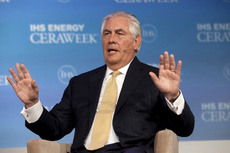 © Reuters. ExxonMobil Chairman and CEO Rex Tillerson speaks during the IHS CERAWeek 2015 energy conference in Houston