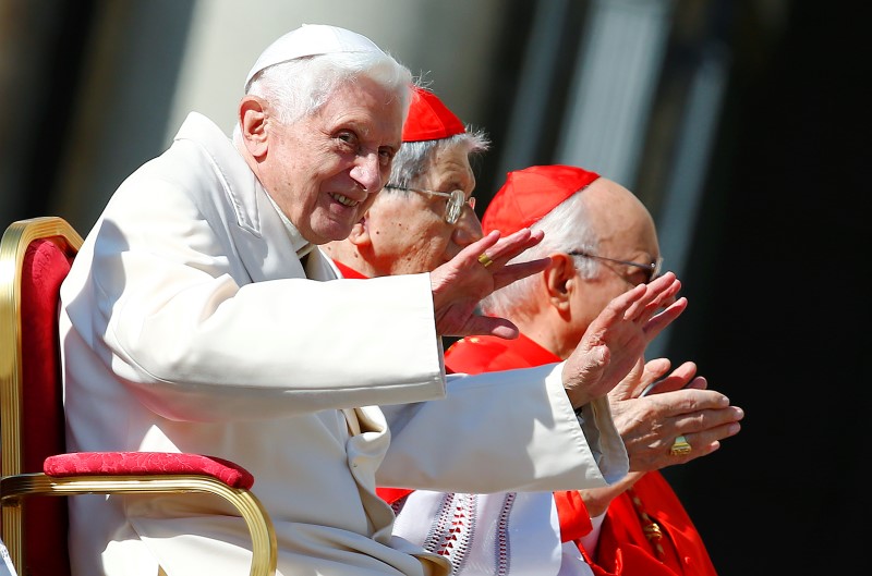 © Reuters. Emeritus Pope Benedict XVI waves before a mass in Saint Peter's square at the Vatican