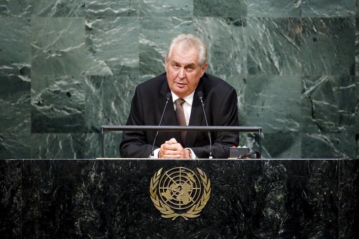© Reuters. Милош Земан выступает на 70-й сессии Генеральной Ассамблеи ООН