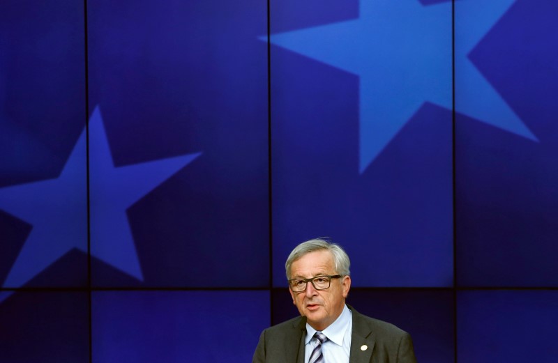 © Reuters. EU Commission President Juncker addresses a news conference during the EU Summit in Brussels