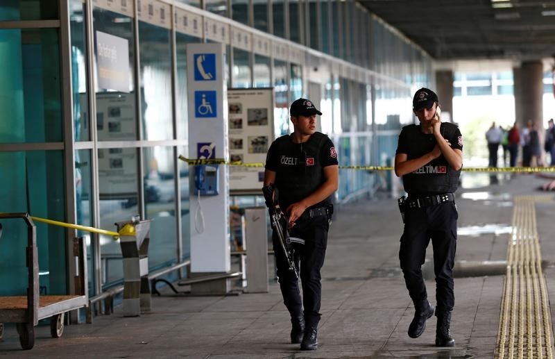 © Reuters. Policiais patrulham principal aeroporto da Turquia, em Istambul