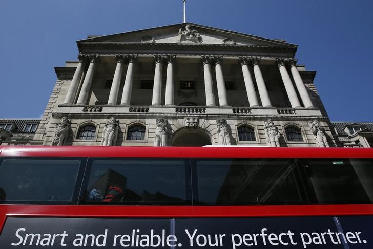 © Reuters. A bus passes the Bank of England in London