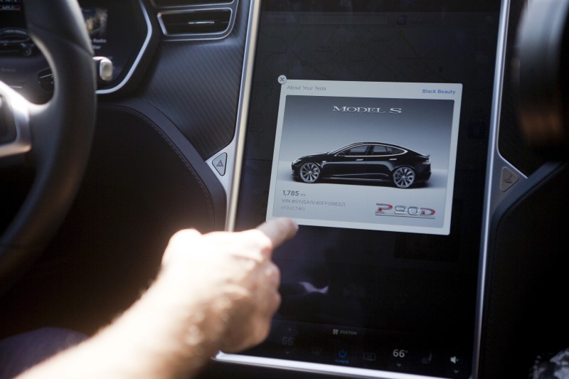 © Reuters. The Tesla Model S version 7.0 software update containing Autopilot features are demonstrated during a Tesla event in Palo Alto