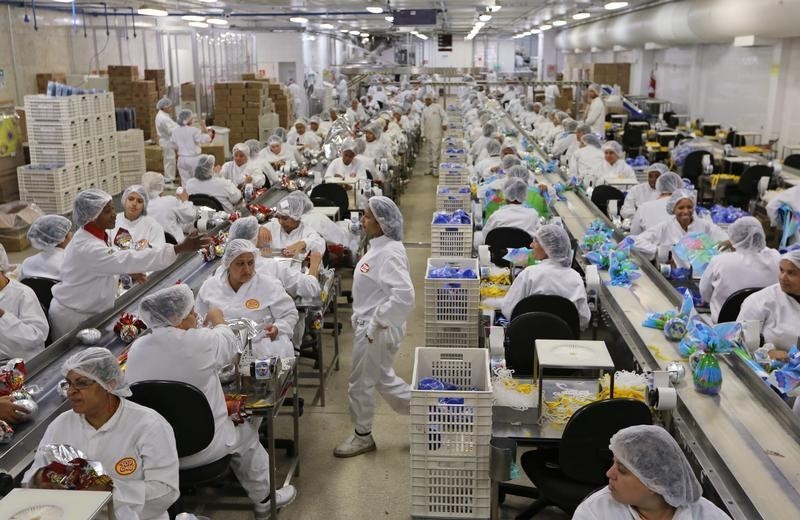 © Reuters. Funcionários trabalhando em fábrica em São Paulo