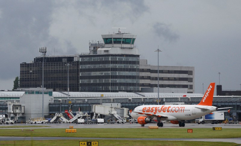 © Reuters. An easyJet aircraft taxis at Manchester Airport in Manchester