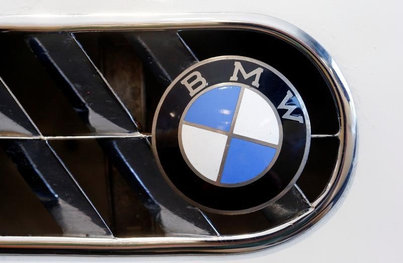 © Reuters. The logo of German manufacturer BMW is seen in Zurich