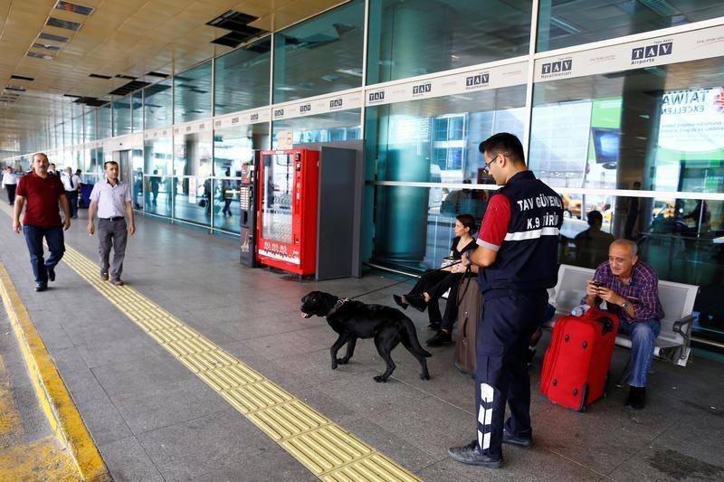 © Reuters. La policía turca detiene a otros 11 sospechosos del ataque en el aeropuerto