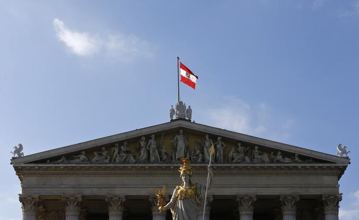 © Reuters. Bandeira austríaca vista no Parlamento da Áustria, em Viena