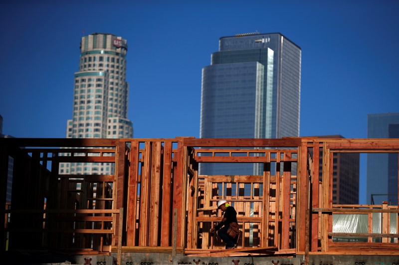 © Reuters. A construction worker on a building site in downtown Los Angeles