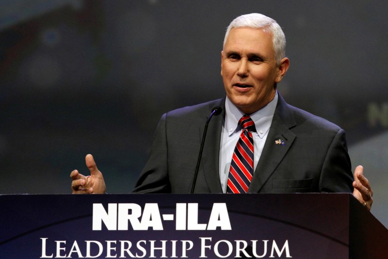© Reuters. Indiana Governor Mike Pence addresses members of the National Rifle Association during their NRA-ILA Leadership Forum at their annual meeting in Louisville