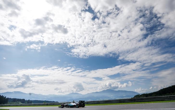© Reuters. روزبرج الأسرع في التجارب الحرة لسباق النمسا