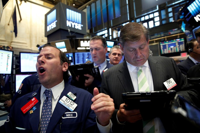 © Reuters. Specialist trader Michael Pistillo yells out a price for traders on the floor of the NYSE