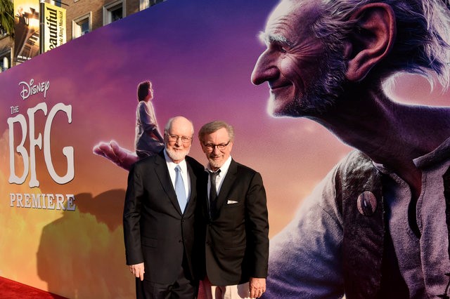 © Reuters. Diretor Steven Spielberg (direita) e compositor John Williams durante evento de "O Bom Gigante Amigo" em Los Angeles