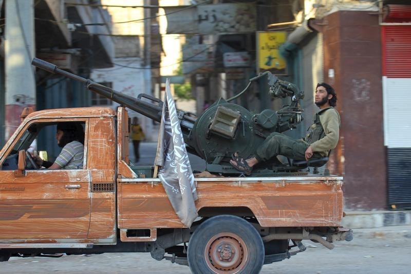 © Reuters. تحطم مقاتلة سورية قرب دمشق والمعارضة تقول إن الطيار قتل