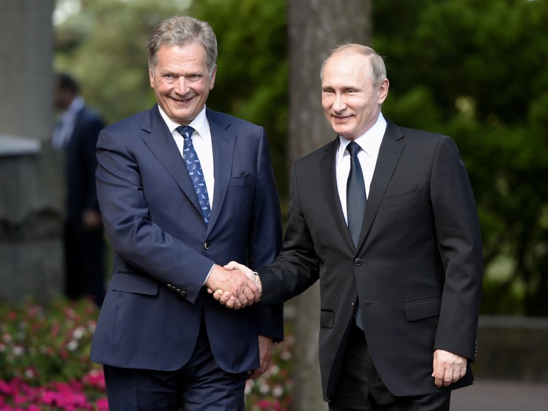 © Reuters. Finland's President Sauli Niinisto welcomes Russia's President Vladimir Putin at Kultaranta summer residence in Naantali
