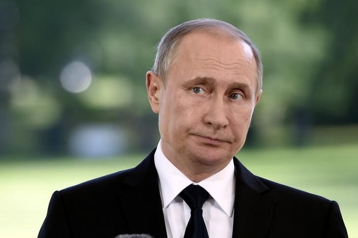 © Reuters. بوتين يقول روسيا ستبحث مع حلف الأطلسي إجراءات لبناء الثقة ومنع النزاع